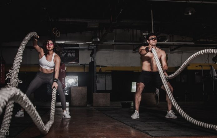 CrossFit vs a Regular Gym Workout CrossFit vs a Regular Gym Workout